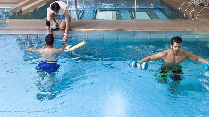 فواید آب‌ درمانی چیست؟