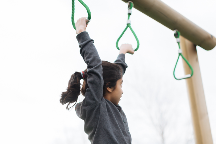 آویزان شدن از میله بارفیکس برای افزایش قد کودکان
