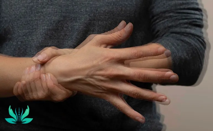 علت لرزش دست چیست
