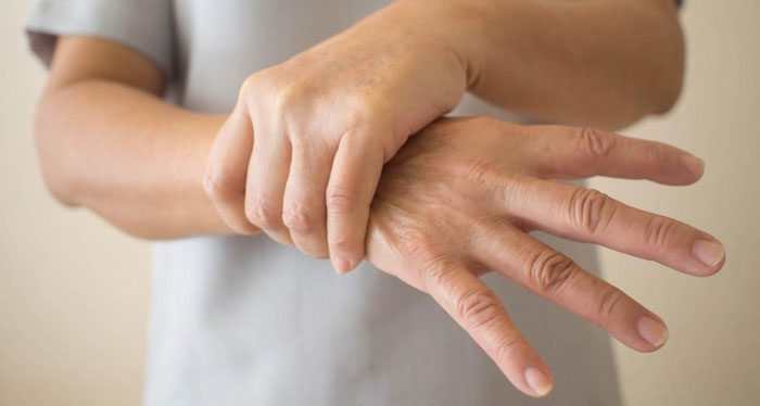 احتمال ابتلا به دیستونی در چه افرادی بالا است؟