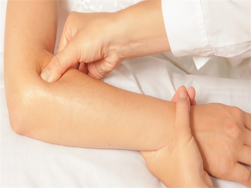 انجام ماساژ درمانی آرنج چگونه است؟